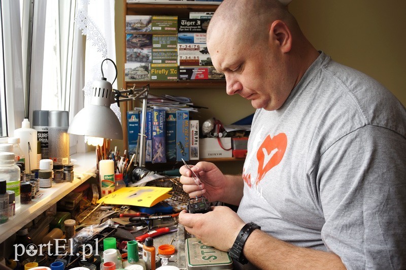 Elbląg, Maciej Bedyński, składając modele, zapomina o bożym świecie