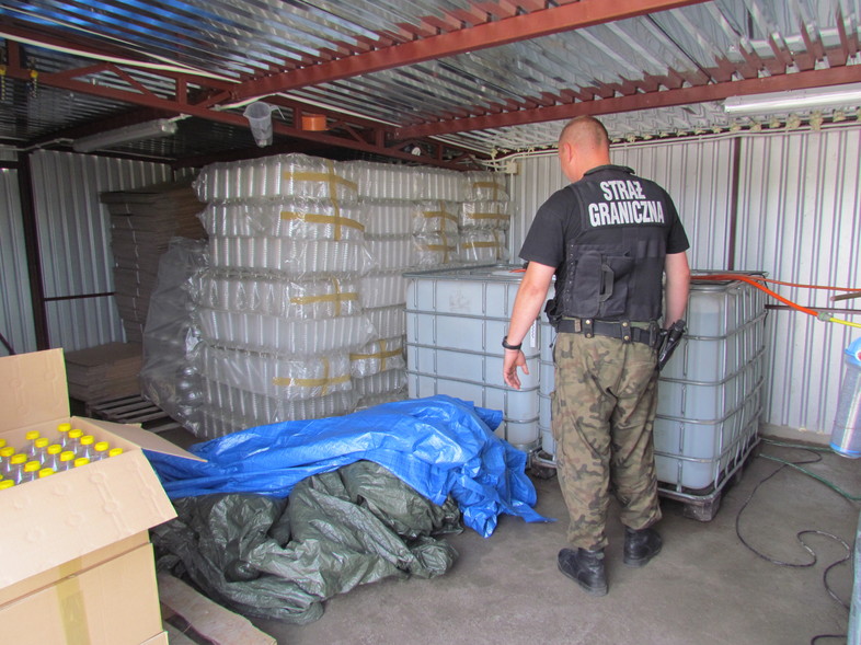 Elbląg, SG zlikwidowała nielegalną wytwórnię alkoholu i papierosów