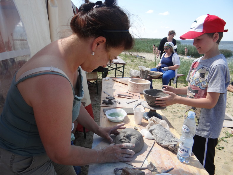 Artyści tworzą na plaży w Kadynach
