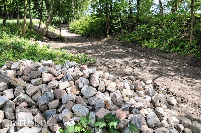 Elbląg, Jeszcze kilka dni temu przy drodze leżała sterta kamieni
