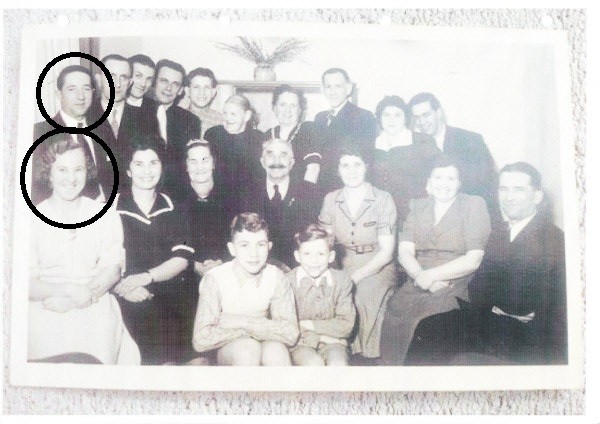 Elbląg, Po lewej stronie zdjęcia Gerhard Schaknies, czyli brat babci Henrika oraz jego żona Herte podczas wizyty w Elblągu w 1955 r. Elbląg, Po lewej stronie zdjęcia Gerhard Schaknies, czyli brat babci Henrika oraz jego żona Herte podczas wizyty w Elblągu w 1955 r.