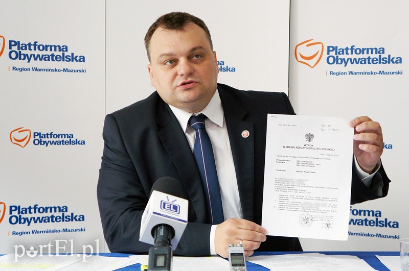 Elbląg, Witold Strzelec pokazał wyrok sądu na dzisiejszej konferencji prasowej
