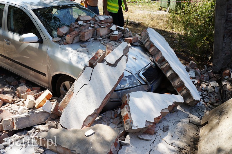 Elbląg, Mur runął na samochód Elbląg, Mur runął na samochód