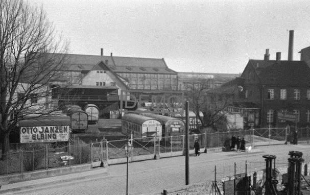 Elbląg, Przy ulicy Fabrycznej mieściły się też inne firmy. Tuż przy początku ulicy, od strony Placu Grunwaldzkiego, istniała także firma transportowa Otto Janzena. W głębi widać zakłady Schichaua, produkujące wówczas parowozy.