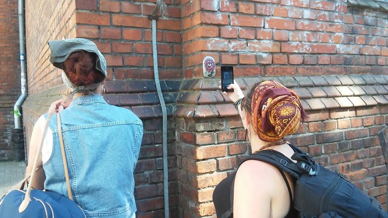 Ola i Patrycja utrwalają swoje wspomnienia,