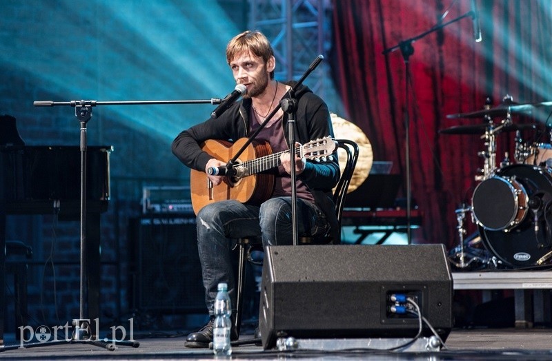 Elbląg, Piotr Dąbrówka zaśpiewał w Elblągu utwory Grzegorza Madejskiego