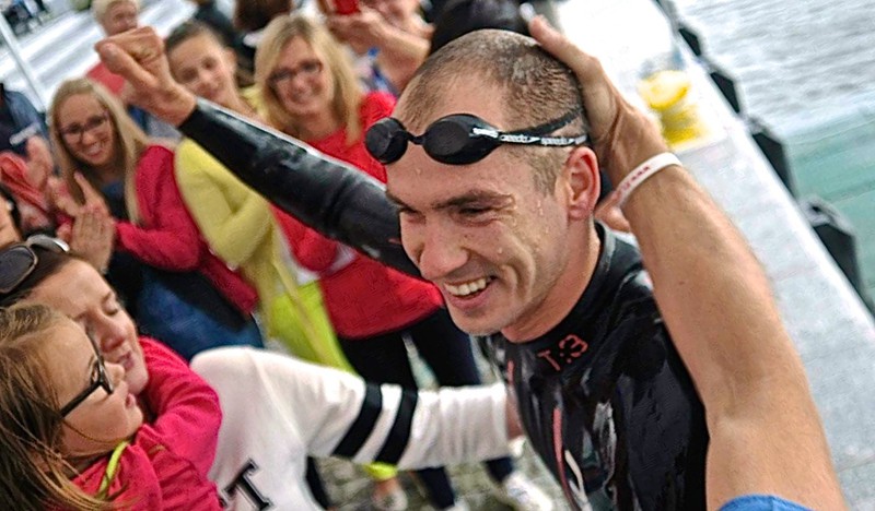Piotr Czerniel wygrywa I Maraton Pływacki na rzece Elbląg (5000 m). Marcin Trudnowski zajął 4 miejsce.