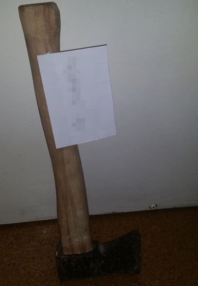 Elbląg, Dla zabawy zniszczyli siekierą elewację budynku