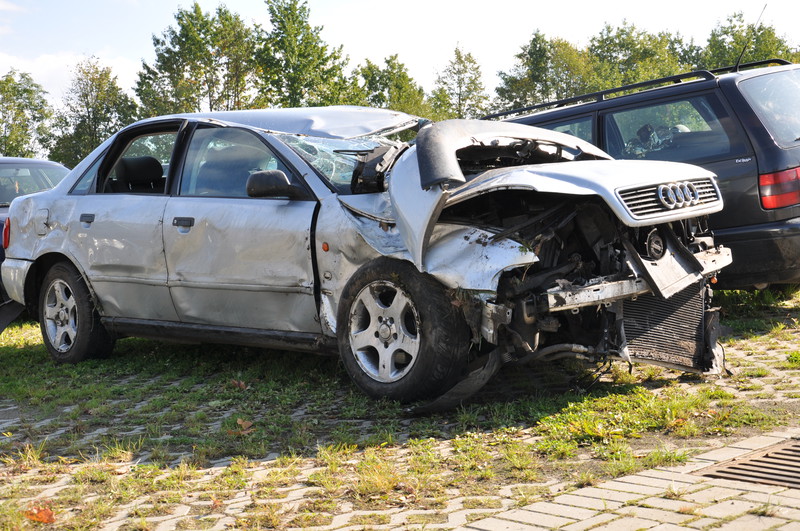 Elbląg, Stracił panowanie nad pojazdem i uderzył w drzewo