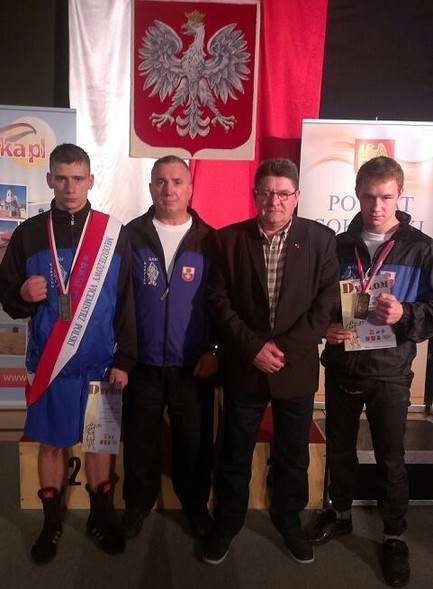 Elbląg, od lewej : Dawid Michelus, trener Krzysztof Stemplewski, Jan Karpiuk, Andrzej Wasilewski Elbląg, od lewej : Dawid Michelus, trener Krzysztof Stemplewski, Jan Karpiuk, Andrzej Wasilewski