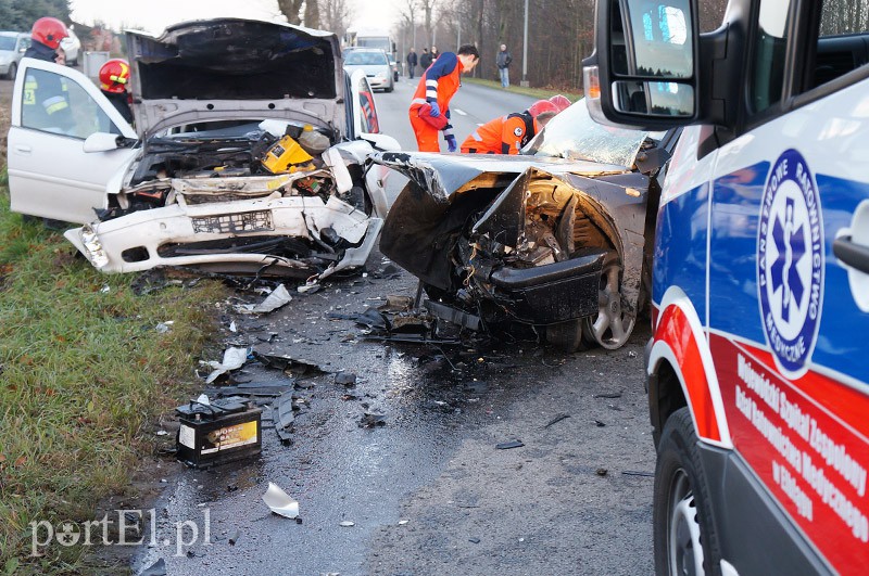 Elbląg, Czołowe zderzenie w Dąbrowie. Siedem osób rannych Elbląg, Czołowe zderzenie w Dąbrowie. Siedem osób rannych