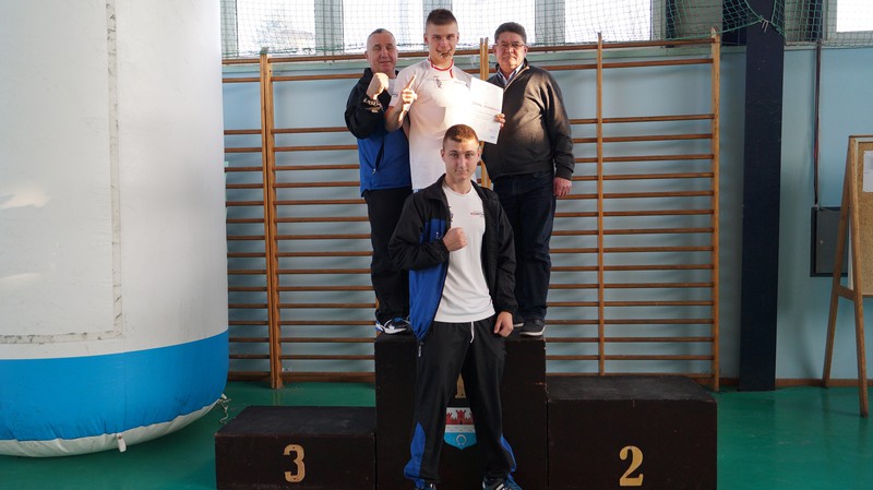 Elbląg, na zdjęciu od lewej : Krzysztof Stemplewski , Rafał Staszewski, Jan Karpiuk, niżej przy podium stoi Alan Konieczny Elbląg, na zdjęciu od lewej : Krzysztof Stemplewski , Rafał Staszewski, Jan Karpiuk, niżej przy podium stoi Alan Konieczny