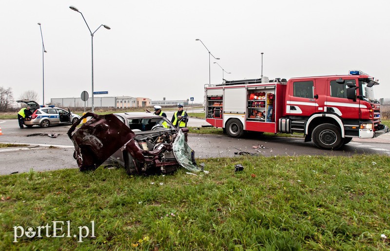 Elbląg, Ciężarówką wjechał w opla na Modrzewinie Elbląg, Ciężarówką wjechał w opla na Modrzewinie