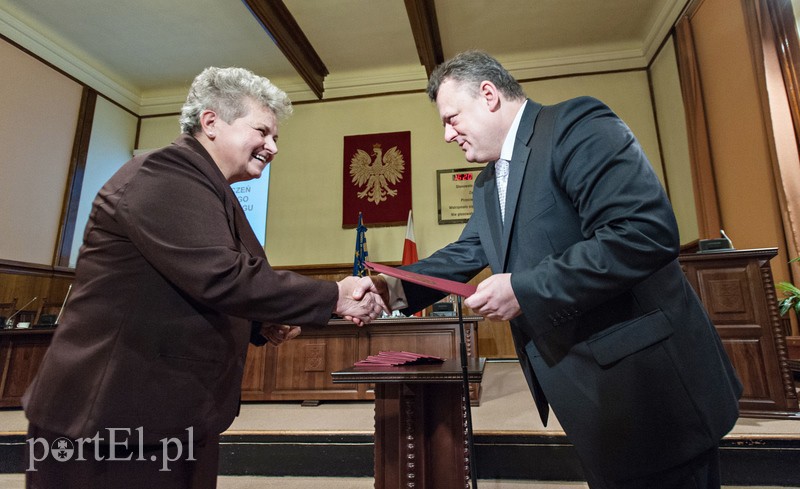 Elbląg, Teresa Król podczas odbierania nominacji na radną Elbląg, Teresa Król podczas odbierania nominacji na radną