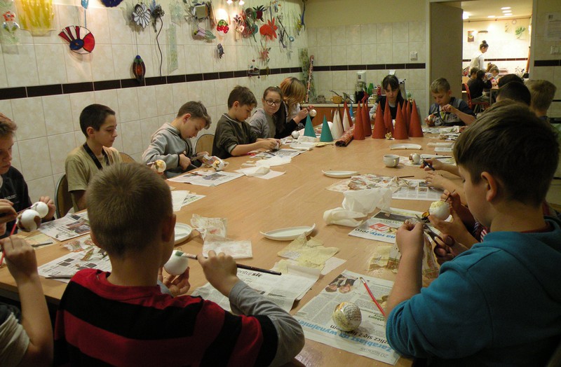 Z papieru, słomy i tkanin