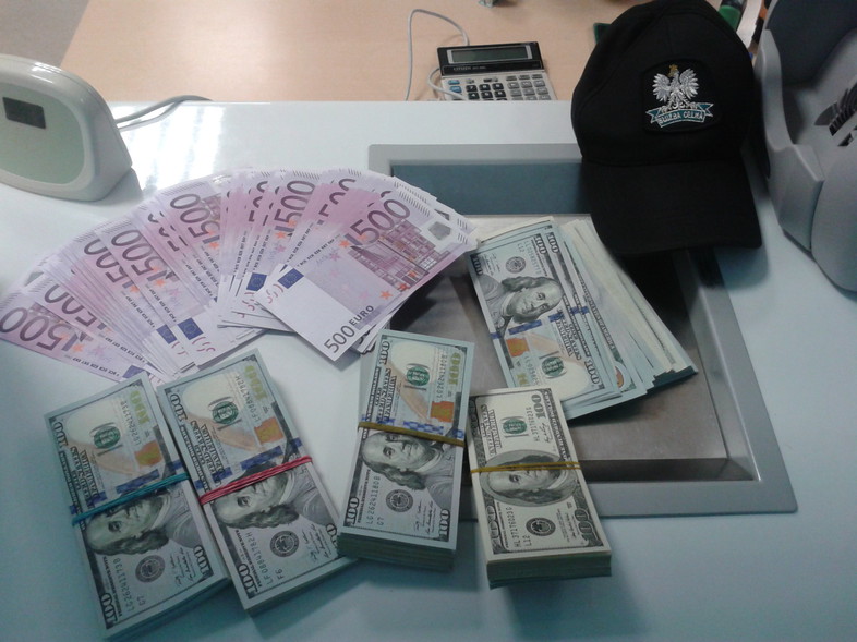 Elbląg, Zapomnieli poinformować celników o grubym portfelu