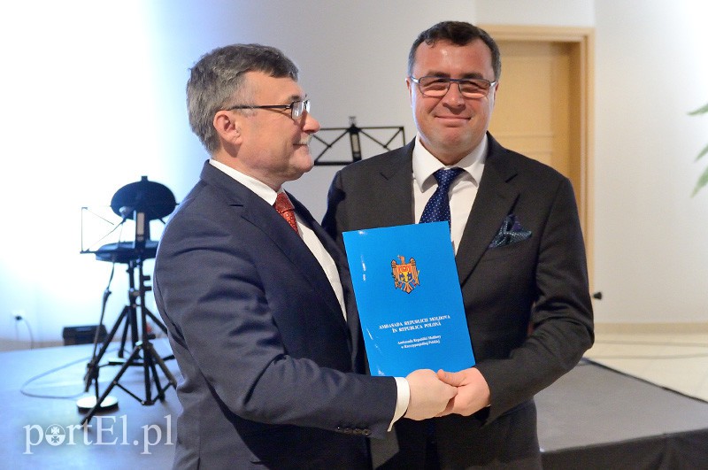 Elbląg, Od lewej: ambasador Mołdawii w Polsce Iurie Bodrug i konsul honorowy Mołdawii Maciej Bukowski