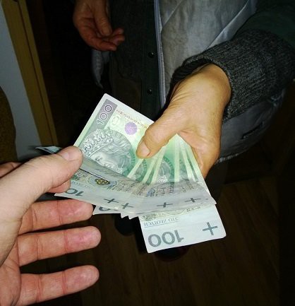 Elbląg, Na wnuczka, na policjanta, na ... winko. Oszuści mają wiele sposobów na to, by ograbić starszych i samotnych z oszczędności