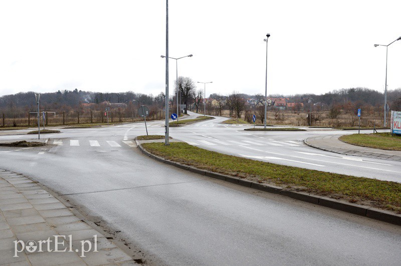 Elbląg, Skrzyżowanie ul. Grottgera z Łęczycką i Rawską. Po lewej stronie Łęczyckiej ma powstać strażnica i osiedle mieszkaniowe, po prawej - mini centrum handlowe Elbląg, Skrzyżowanie ul. Grottgera z Łęczycką i Rawską. Po lewej stronie Łęczyckiej ma powstać strażnica i osiedle mieszkaniowe, po prawej - mini centrum handlowe