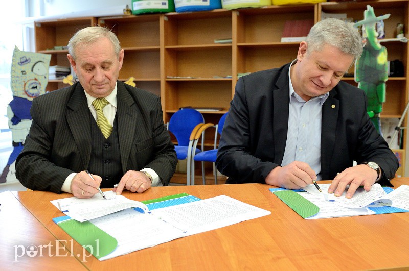 Elbląg, Umowę o dofinansowanie najnowszej inwestycji podpisali Marian Wojtkowski (z lewej), dyrektor ZUO i Adam Krzyśków, dyrektor Wojewódzkiego Funduszu Ochrony Środowiska i Gospodarki Wodnej w Olsztynie Elbląg, Umowę o dofinansowanie najnowszej inwestycji podpisali Marian Wojtkowski (z lewej), dyrektor ZUO i Adam Krzyśków, dyrektor Wojewódzkiego Funduszu Ochrony Środowiska i Gospodarki Wodnej w Olsztynie