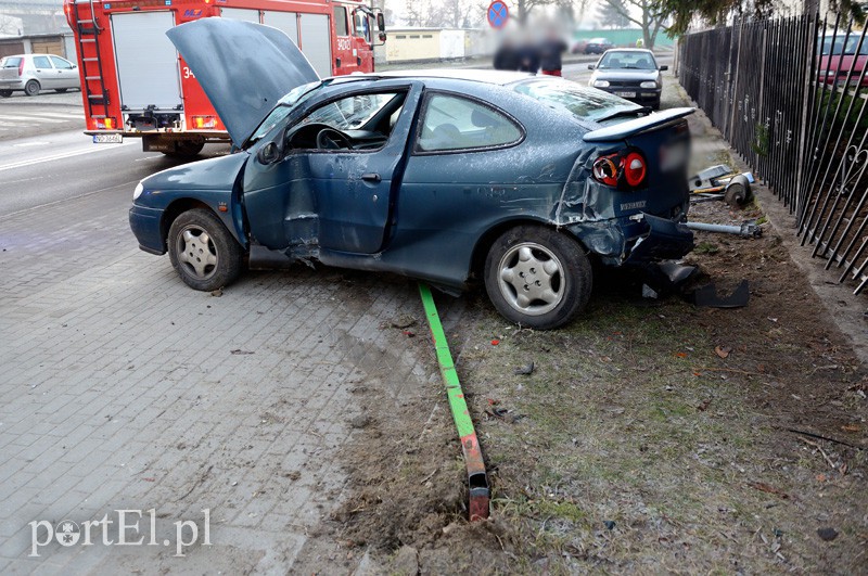 Elbląg, Demolka na Stawidłowej. Kierowca pod wpływem alkoholu Elbląg, Demolka na Stawidłowej. Kierowca pod wpływem alkoholu