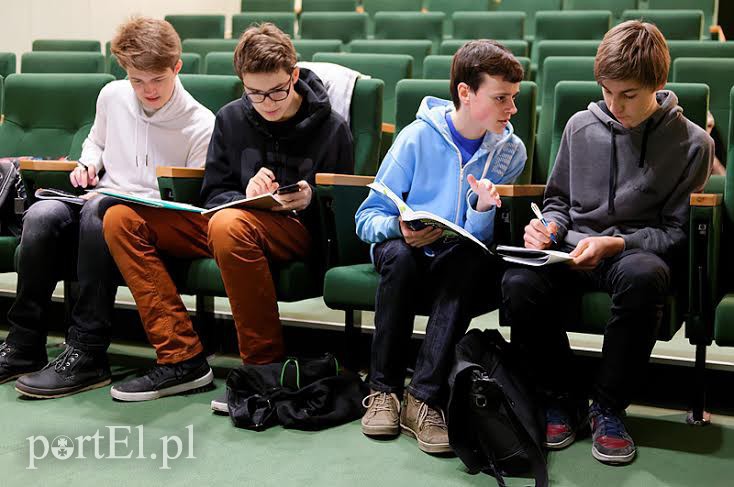 Elbląg, Michał Olewniczak (drugi od prawej) tłumaczy zadania z matematyki i chemii Elbląg, Michał Olewniczak (drugi od prawej) tłumaczy zadania z matematyki i chemii