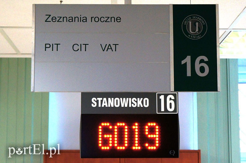 Elbląg, W US są trzy okienka, w których urzędnicy pomagają wysłać PIT drogą elektroniczną