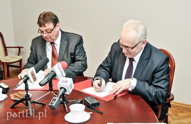 Elbląg, Umowę podpisali prezydent Witold Wróblewski i marszałek Gustaw Brzezin Elbląg, Umowę podpisali prezydent Witold Wróblewski i marszałek Gustaw Brzezin