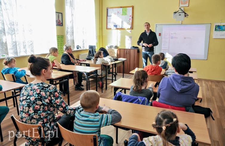 Elbląg, Żeglarstwa nauczy dzieci Jerzy Sukow, instruktor i trener,  kierownik stanicy wodnej w Nadbrzeżu. Na razie dzieci czeka trochę teorii, a w maju ruszą na wodę