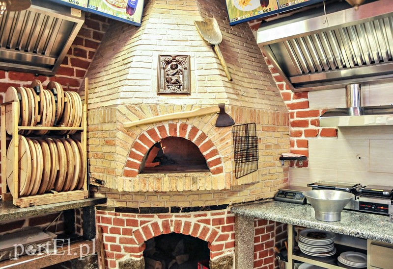 Pizza drewnem opalona. Jak smakuje?