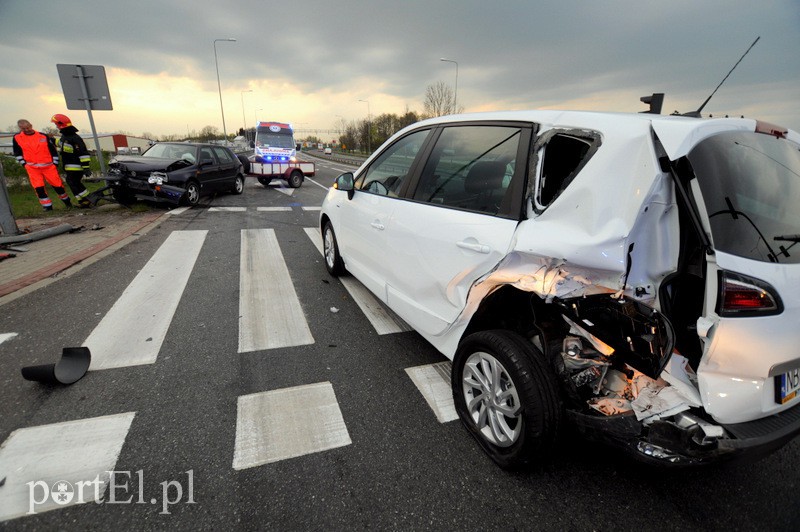 Elbląg, Golfem uderzył w renault (aktualizacja) Elbląg, Golfem uderzył w renault (aktualizacja)
