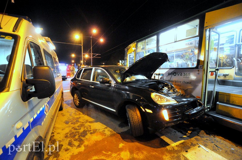 Elbląg, Porsche kontra tramwaj, jedna osoba ranna Elbląg, Porsche kontra tramwaj, jedna osoba ranna