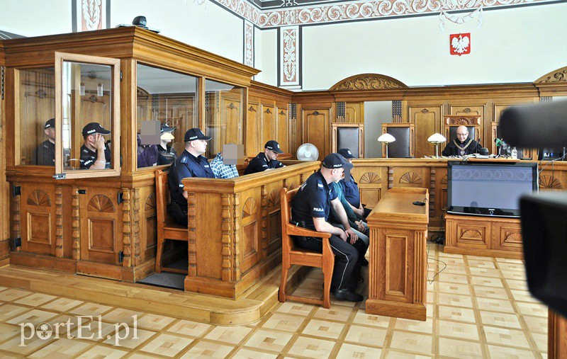 Elbląg, Dziś (8 maja) przed elbląskim sądem ruszył proces 6 mężczyzn oskarżonych o prowadzenie tytoniowego biznesu na szeroką skalę Elbląg, Dziś (8 maja) przed elbląskim sądem ruszył proces 6 mężczyzn oskarżonych o prowadzenie tytoniowego biznesu na szeroką skalę