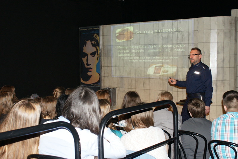 Elbląg, Policyjne spotkania w teatrze