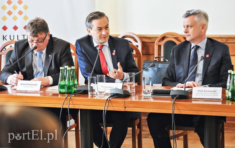 Elbląg, od lewej: Witold Wróblewski, prezydent Elbląga, Robert Biedroń, prezydent Słupska i Piotr Żuchowski, Sekretarz Stanu w Ministerstwie Kultury i Dziedzictwa Narodowego