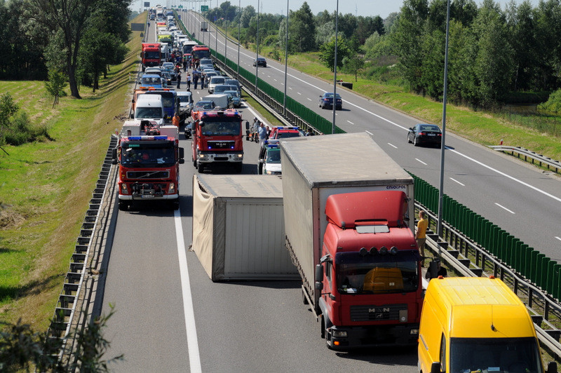 Elbląg, Utrudnienia na obwodnicy, przewróciła się przyczepa tira Elbląg, Utrudnienia na obwodnicy, przewróciła się przyczepa tira
