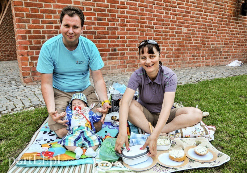 Elbląg, Dziedziniec Galerii El jest doskonałym miejscem na śniadanie na trawie Elbląg, Dziedziniec Galerii El jest doskonałym miejscem na śniadanie na trawie