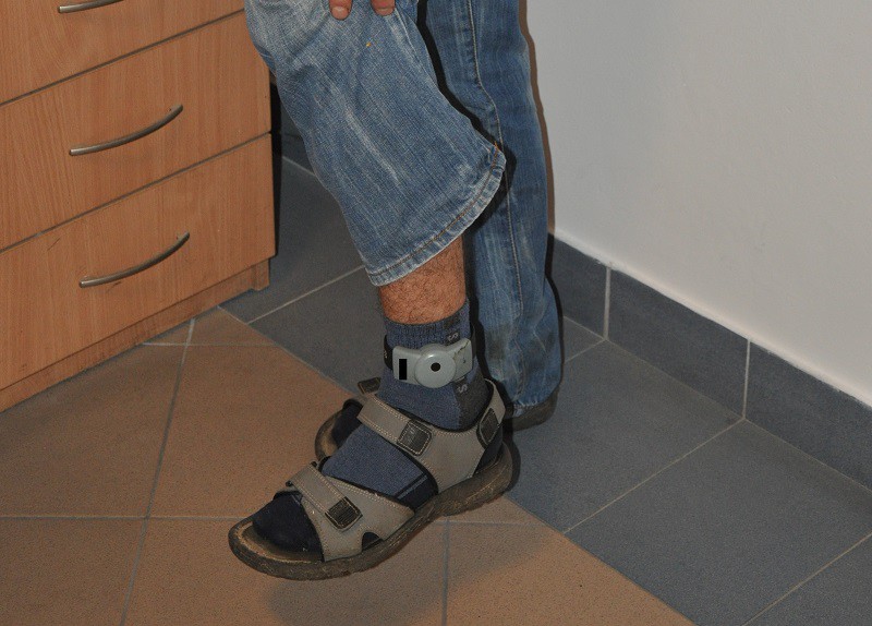 Elbląg, Zatrzymany miał na nodze specjalny elektroniczny nadajnik w postaci opaski,