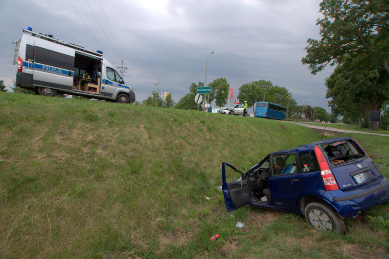 Elbląg, Wypadek za wiaduktem, trzy osoby w szpitalu Elbląg, Wypadek za wiaduktem, trzy osoby w szpitalu