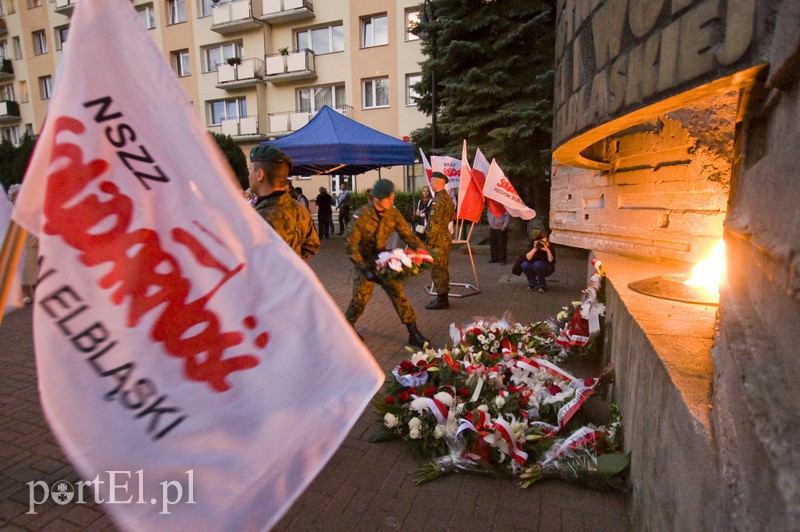 Elbląg, Dziś złożono kwiaty pod pomnikiem Ofiar Grudnia '70 Elbląg, Dziś złożono kwiaty pod pomnikiem Ofiar Grudnia '70