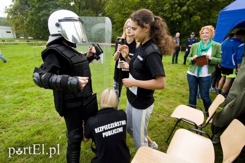 Elbląg, Jedna z konkurencji polegała na jak najszybszym założeniu stroju policjanta Elbląg, Jedna z konkurencji polegała na jak najszybszym założeniu stroju policjanta