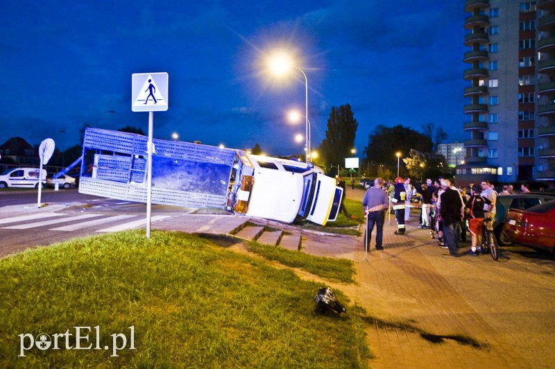 Elbląg, 32-latek najpierw uderzył w lawetę, potem w fiata uno, a zatrzymał się na sygnalizatorze Elbląg, 32-latek najpierw uderzył w lawetę, potem w fiata uno, a zatrzymał się na sygnalizatorze