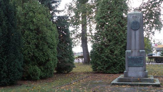 Elbląg, Przez lata pomnik stał na skwerze przy ul. Piławskiej