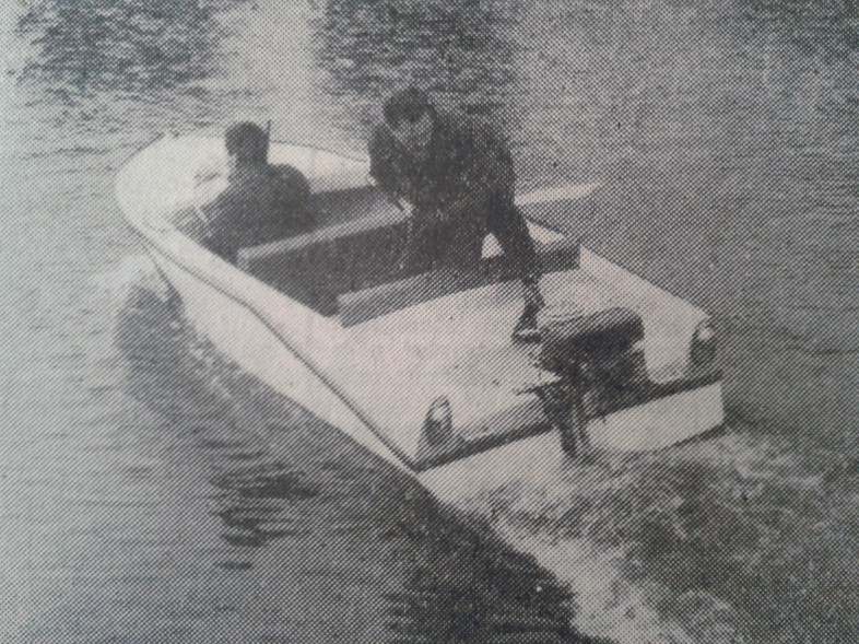 Elbląg, Na zdjęciu łódź z żywic poliestrowych podczas próby technicznej na rzece Elbląg. Elbląg, Na zdjęciu łódź z żywic poliestrowych podczas próby technicznej na rzece Elbląg.