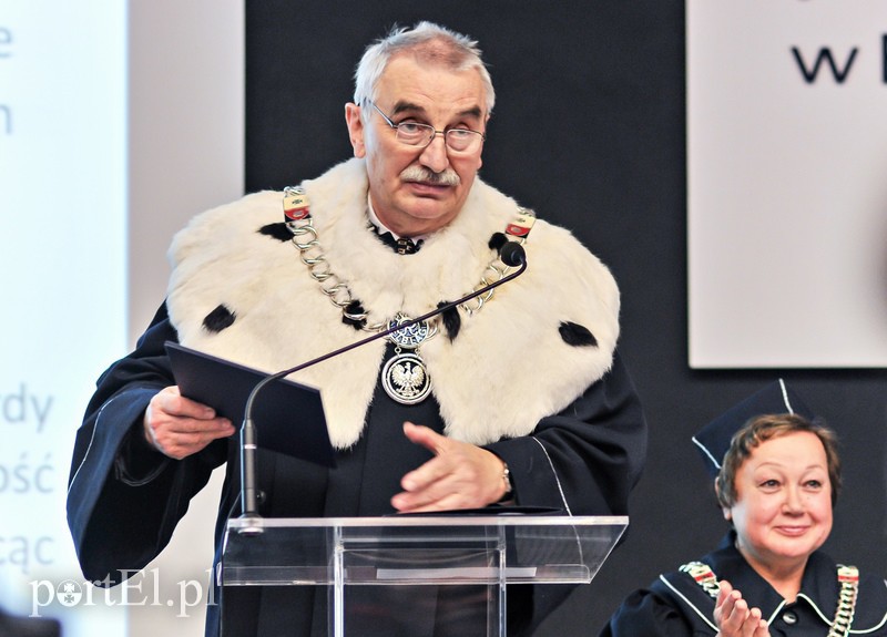 Elbląg, - W ciągu ostatniego roku uczelnia wydała ponad 500 dyplomów inżynierskich i licencjackich – mówił prof. Zbigniew Walczyk, rektor PWSZ Elbląg, - W ciągu ostatniego roku uczelnia wydała ponad 500 dyplomów inżynierskich i licencjackich – mówił prof. Zbigniew Walczyk, rektor PWSZ
