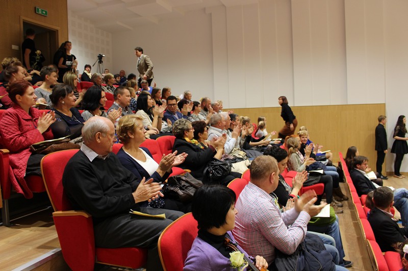 Elbląg, Publiczność szczelnie wypełniła salę kameralną szkoły,