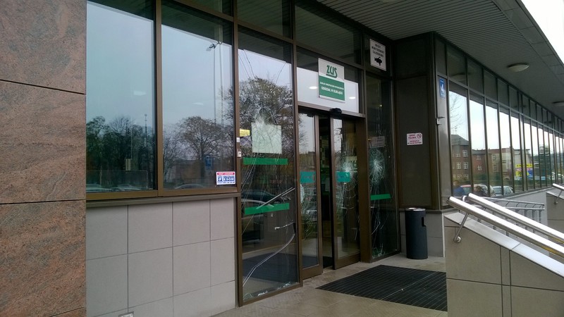 Elbląg, Wandal wybił m.in. szybę w drzwiach wejściowych do ZUS