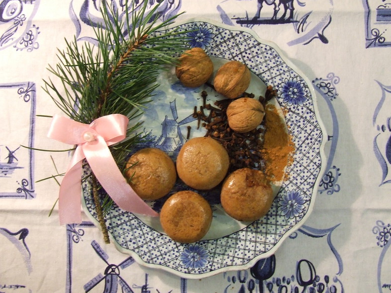 Pfeffernusse. Talerz i obrus pochodzą z XVIII wieku,