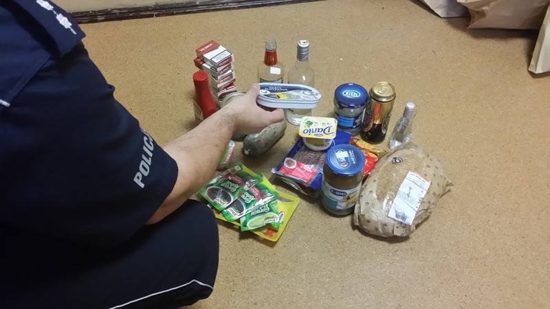 Elbląg, Za skradzione pieniądze mężczyźni kupili alkohol, papierosy i przekąski,