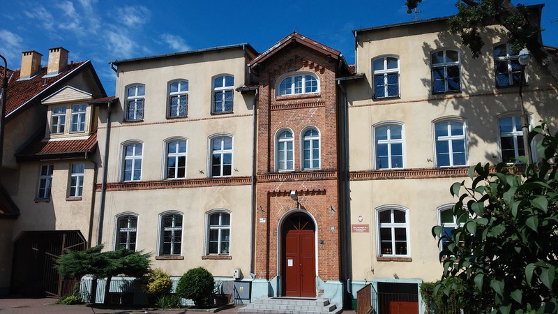 Elbląg, Szkoła Podstawowa nr 8 mieści się przy ul. Szańcowej 2,